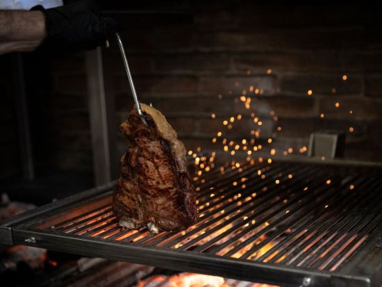 シェフが目の前で焼き上げる！ライブグリルショー付き3種のステーキディナー＜約3時間／フィレンツェ＞