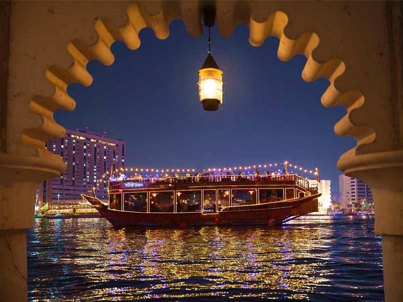 tour-dubai-dubai-creek-dinner-cruise-dhow-in-archway