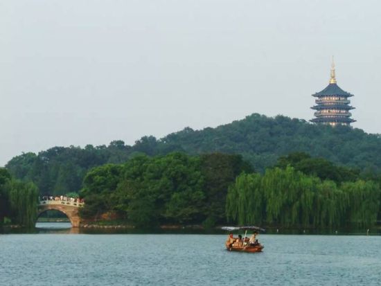 詩人が愛した絶景を水上から堪能♪ 杭州 西湖遊覧船クルーズ + 三潭印月島観光チケット＜杭州＞