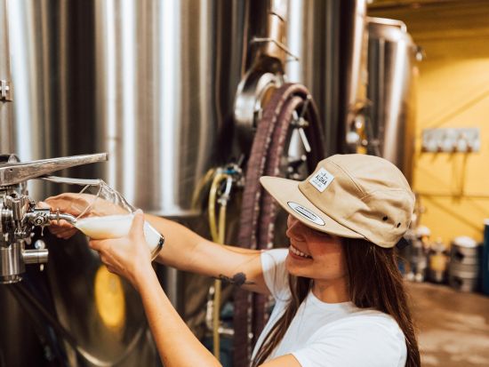 アロハ・ビア・カンパニー醸造所見学ツアー　カカアコ発人気クラフトビールブランドを見学！4種テイスティング付き＜英語／カカアコ＞