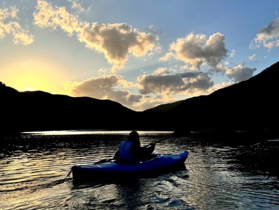 【1組貸切・お一人様OK】マングローブカヤック＆ナイトツアー 夕暮れの水上と夜の森をめぐる神秘の冒険＜女性ネイチャーガイドがご案内/送迎付＞by Oceania