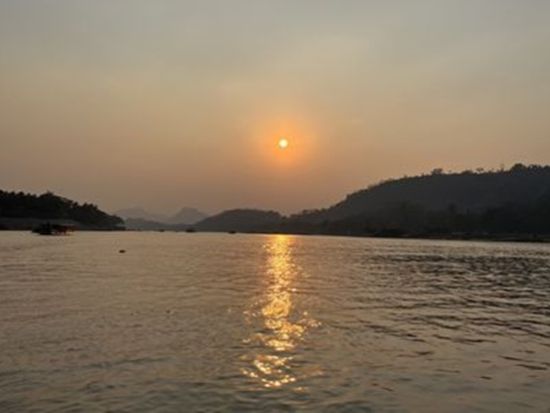 メコン川サンセットクルーズ　夕陽に包まれるルアンパバーンの絶景を堪能！＜混載または貸切／英語／ルアンパバーン発＞