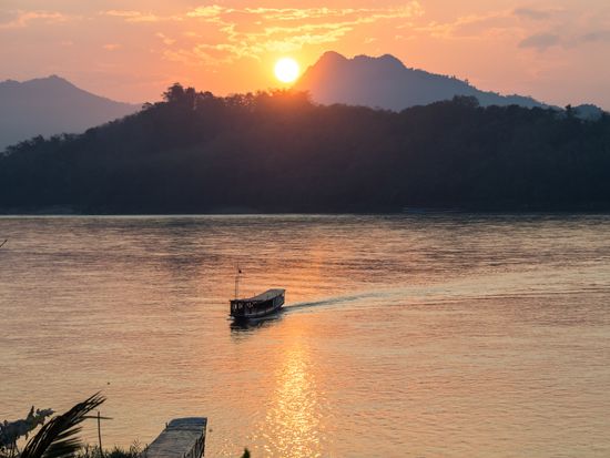 Laos_Luang Prabang_Mekong River_Sunset_pixta_56445158_M