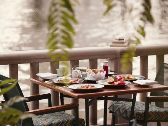 5つ星ホテル「ザ・ペニンシュラ・バンコク」食事券＆事前予約サービス ＜インターナショナルビュッフェ／朝食または夕食＞