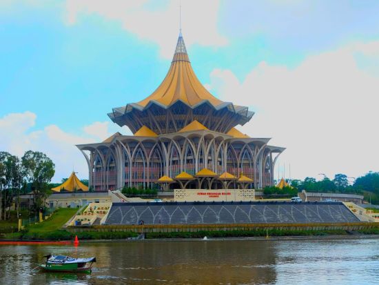 クチン文化散策ウォーキングツアー ヘリテージ地区＋ダルルハナ橋＋スパイス香る市場＜午前／昼食付＞