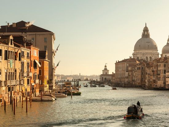 italy-veneto-venice-canal-grande-in-the-morning-2024-09-16-17-12-20-utc