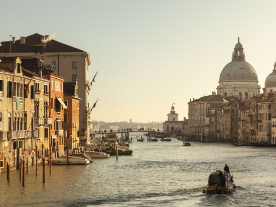ミラノ発で行く！ヴェローナ＆ヴェネツィア日帰りツアー＜列車利用／英語ガイド＞