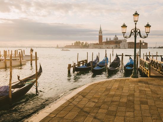 gondolas-in-grand-canal-san-giorgio-maggiore-isla-2024-10-20-15-06-06-utc