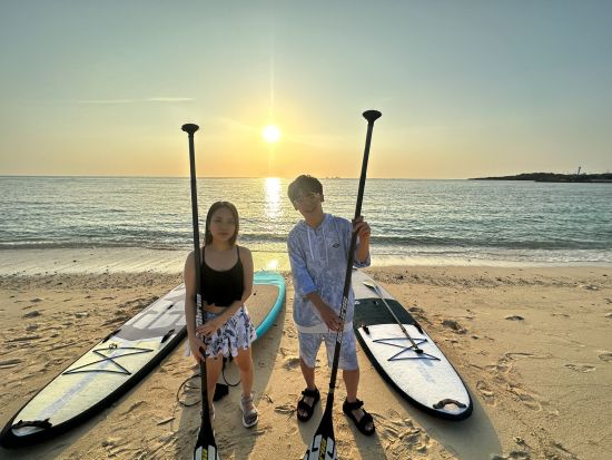 絶景サンセットSUPツアー 穴場ビーチで夕日を満喫！幻想的なツアー写真を無料プレゼント◎＜約2時間／夕方／幼児無料／本島中部 読谷村＞