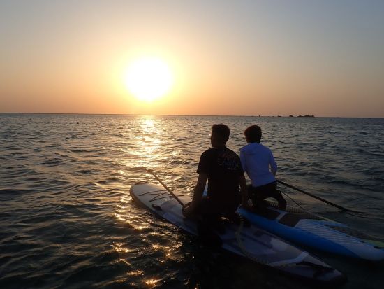 絶景サンセットSUPツアー 穴場ビーチで夕日を満喫！幻想的なツアー写真を無料プレゼント◎＜約2時間／夕方／幼児無料／本島中部 読谷村＞