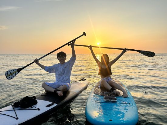 絶景サンセットSUPツアー 穴場ビーチで夕日を満喫！幻想的なツアー写真を無料プレゼント◎＜約2時間／夕方／幼児無料／本島中部 読谷村＞