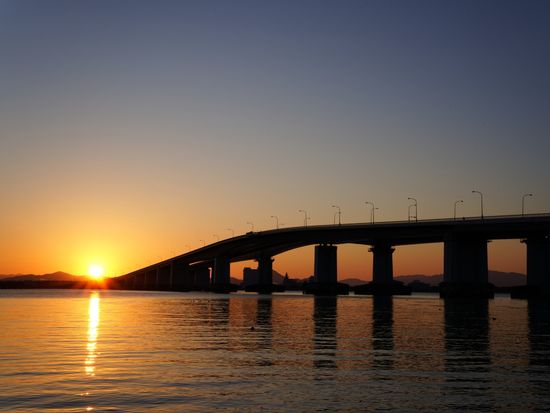 朝焼けに浮かび上がる琵琶湖大橋