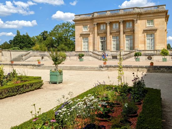 公認ガイドと行くベルサイユ　マリー・アントワネットの愛したプチ・トリアノン 半日ツアー　専用車また列車利用＜貸切／午後／日本語ガイド／パリ発＞by EMI