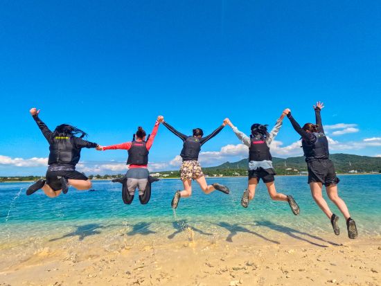 【恩納村】沖縄の人気体験が3種楽しめる１DAYツアー｜青の洞窟シュノーケル＆マングローブカヤック＋選べる体験（シュノーケル／SUP／鍾乳洞探検／観光地巡り）