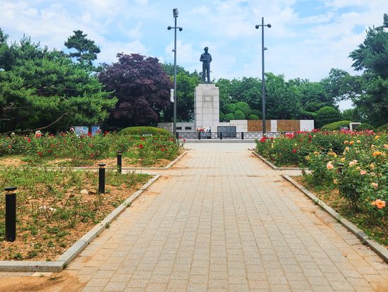 自由公園マッカーサー像