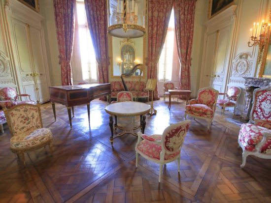 公認ガイドと行くベルサイユ　マリー・アントワネットの愛したプチ・トリアノン 半日ツアー　専用車また列車利用＜貸切／午後／日本語ガイド／パリ発＞by EMI