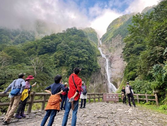 【2026】秋の立山日帰りバスツアー　落差日本一の称名滝、紅葉シーズンの弥陀ヶ原、室堂平を立山登山ガイドがご案内　＜富山駅発着＞ 