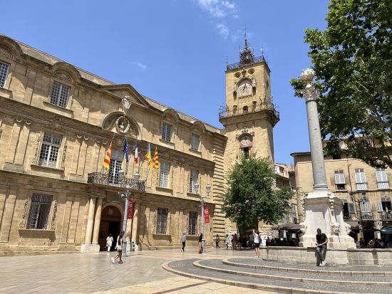 移動しながら南仏観光！プロヴァンス 2都市周遊 1日ツアー＜貸切／日本語ドライバー同行／マルセイユまたはエクス・アン・プロヴァンス発アビニョン着＞