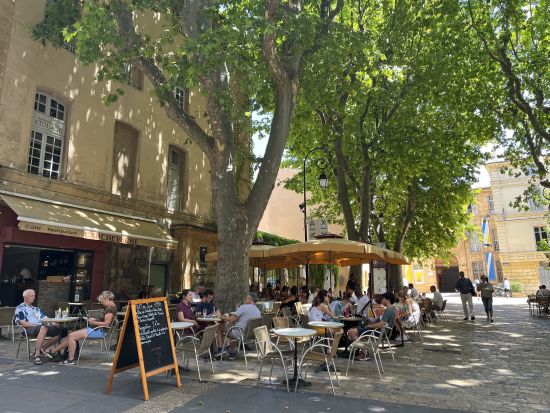 移動しながら南仏観光！プロヴァンス 2都市周遊 1日ツアー＜貸切／日本語ドライバー同行／マルセイユまたはエクス・アン・プロヴァンス発アビニョン着＞