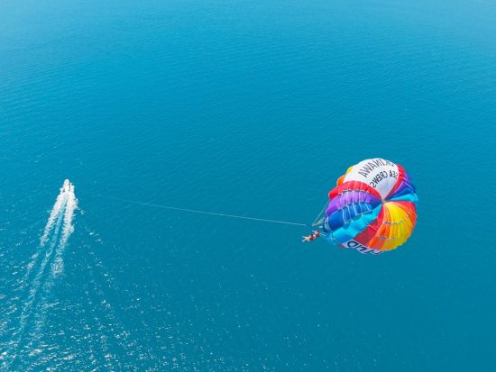 津堅島絶景パラセーリング体験 ロープ200mで大空へ 透明な海＆青空を満喫＜写真撮影＋GoPro無料レンタル付／約1時間半／6歳～／津堅島＞