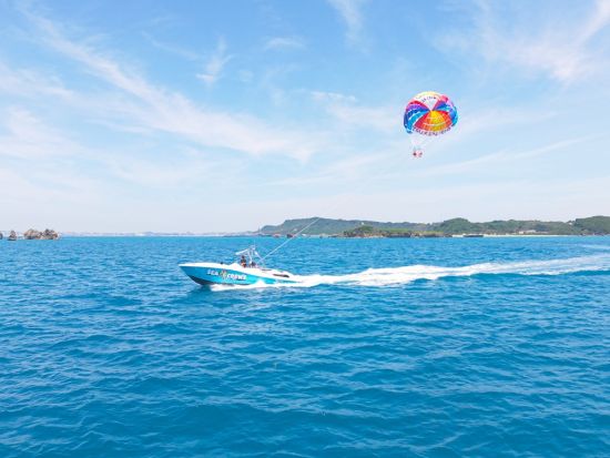 津堅島絶景パラセーリング体験 ロープ200mで大空へ 透明な海＆青空を満喫＜写真撮影＋GoPro無料レンタル付／約1時間半／6歳～／津堅島＞