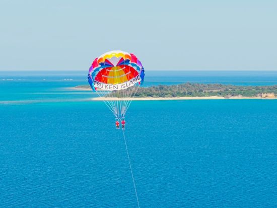 津堅島絶景パラセーリング＋マリンアクテビティ体験 食・海・空を1日で大満喫◎楽しい思い出をたくさん作ろう！＜GoPro無料レンタル付／約7時間／6歳～／津堅島＞