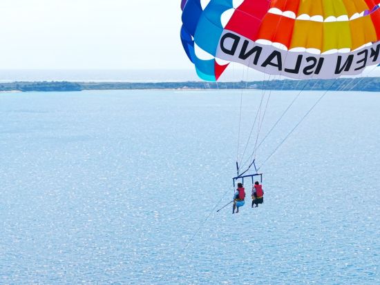 津堅島絶景パラセーリング＋マリンアクテビティ体験 食・海・空を1日で大満喫◎楽しい思い出をたくさん作ろう！＜GoPro無料レンタル付／約7時間／6歳～／津堅島＞