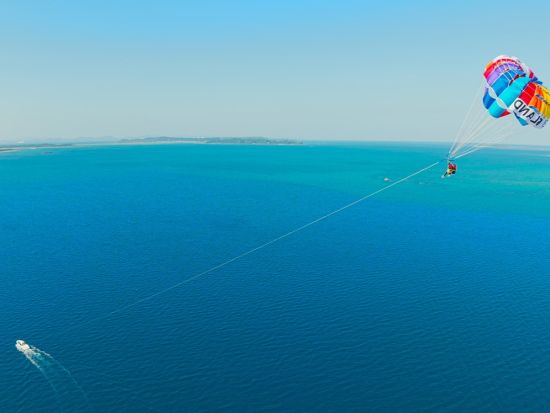 【貸切】津堅島絶景パラセーリング体験 空も海も満喫！時間内乗り放題&貸切クルーズで楽しむ贅沢体験＜GoPro無料レンタル付／約1時間半／6歳～／津堅島＞