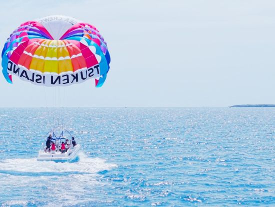 【貸切】津堅島絶景パラセーリング体験 空も海も満喫！時間内乗り放題&貸切クルーズで楽しむ贅沢体験＜GoPro無料レンタル付／約1時間半／6歳～／津堅島＞