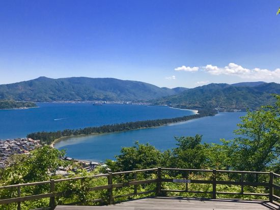 【宮津燈籠流し花火大会 貸切船利用 】京都発日帰りツアー 幻想的な宮津燈籠流し花火大会鑑賞！天橋立傘松公園＆伊根の舟屋を散策＜夕食付き／日本語・中国語・英語＞