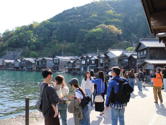 【宮津燈籠流し花火大会 貸切船利用 】京都発日帰りツアー 幻想的な宮津燈籠流し花火大会鑑賞！天橋立傘松公園＆伊根の舟屋を散策＜夕食付き／日本語・中国語・英語＞