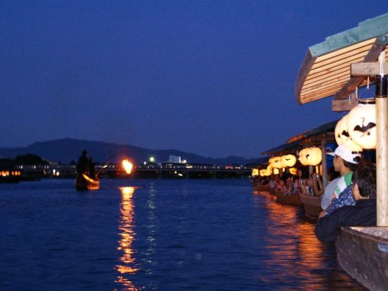 嵐山 夏の風物詩「鵜飼い」と「五山送り火」を楽しむ屋形船遊覧（2026/8/16限定）＜乗合船1名様〜予約可・座席数限定！7/31まで早期割10％OFF＞