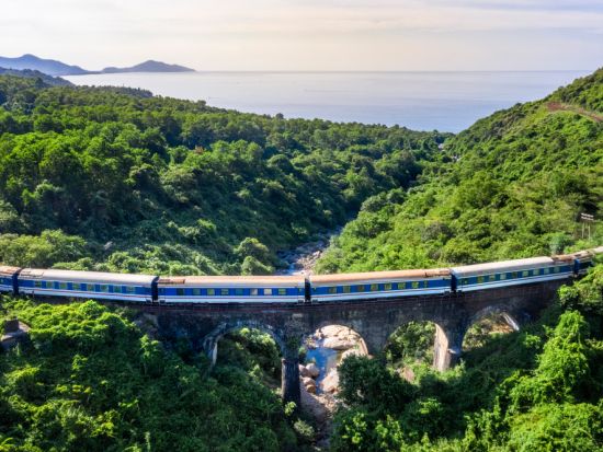 観光列車で行く！世界遺産フエ観光ツアー カイディン帝廟+トゥドゥック帝廟+ティエンムー寺+ グエン朝王宮 ＜1日／日本語ガイド／フエ名物の昼食付き／ダナン発>
