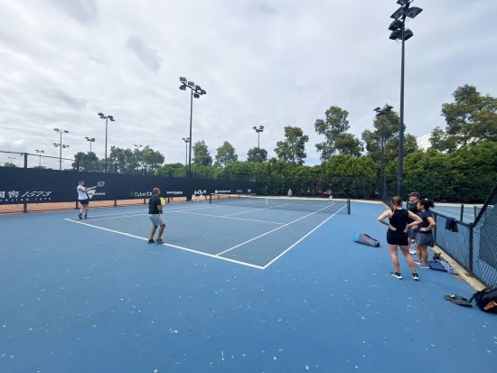 スポーツ地区ウォーキングツアー　全豪オープン会場の青いコートでテニス体験も！＜午前or午後／英語ガイド／メルボルン発＞