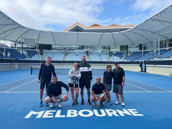 スポーツ地区ウォーキングツアー　全豪オープン会場の青いコートでテニス体験も！＜午前or午後／英語ガイド／メルボルン発＞