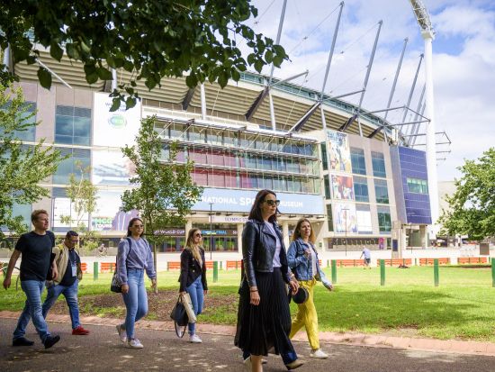 スポーツ地区ウォーキングツアー　全豪オープン会場の青いコートでテニス体験も！＜午前or午後／英語ガイド／メルボルン発＞