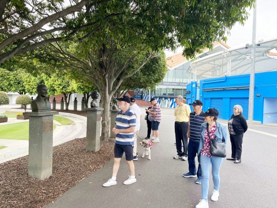 スポーツ地区ウォーキングツアー　全豪オープン会場の青いコートでテニス体験も！＜午前or午後／英語ガイド／メルボルン発＞