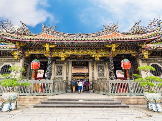 Taiwan_Taipei _Longshan Temple_shutterstock_335538626