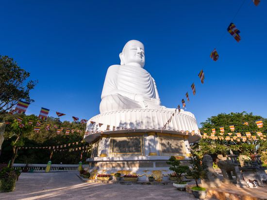 Vietnam_Da Nang_Ba Na Hills_White Buddha_AdobeStock_674720211