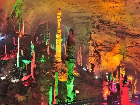 上海発 アバターの神秘世界へ！張家界武陵源・張家界大峡谷・鳳凰古城・芙蓉鎮を巡る3泊4日間の旅＜航空券付き・宿泊付き・日本語ガイド・混載無し＞