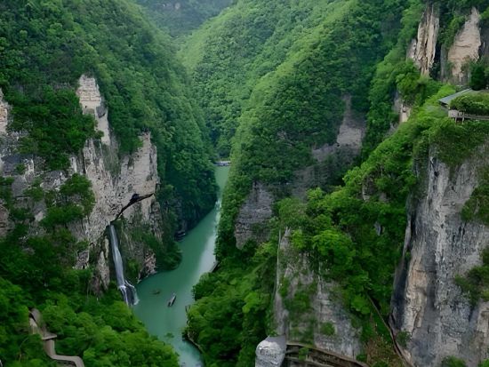 上海発 アバターの神秘世界へ！張家界武陵源・張家界大峡谷・鳳凰古城・芙蓉鎮を巡る3泊4日間の旅＜航空券付き・宿泊付き・日本語ガイド・混載無し＞