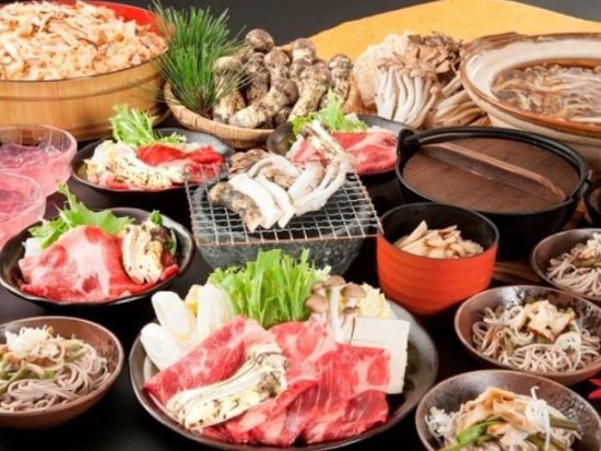 名古屋発日帰りバスツアー 松茸ごはん＆焼き松茸付き昼食＋訳ありリンゴ詰め放題＋かんてんぱぱ紅葉散策＜合計8キロのお土産付／10～11月／長野＞