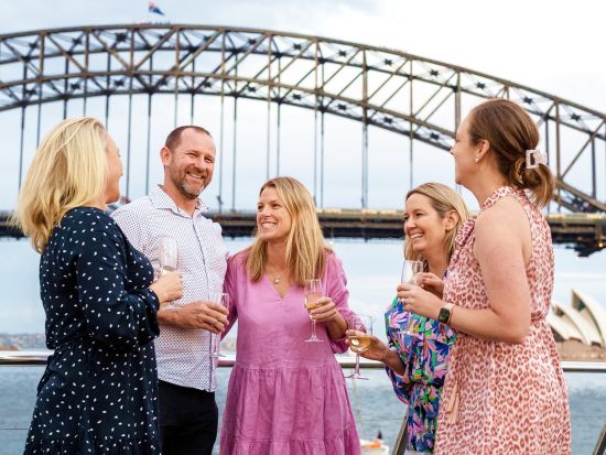 【観光クルーズ】シドニー湾の絶景と伝統的なデヴォンシャーティーを堪能　シドニーの歴史についてライブ解説付き！＜午後／英語／シドニー発＞