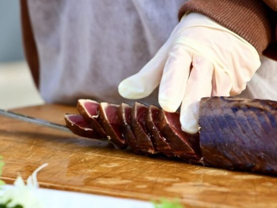 漁師さんから教わる！生カツオの捌き方＆藁焼き体験＜約2時間／須崎市＞