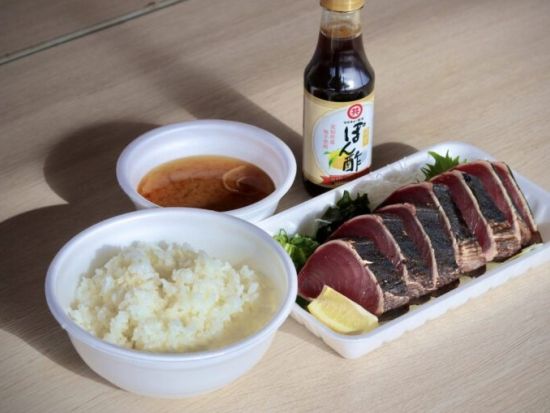 漁師さんから教わる！生カツオの捌き方＆藁焼き体験＜約2時間／須崎市＞