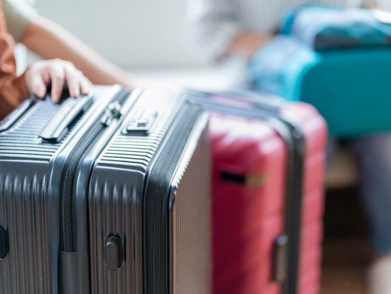 suitcase_pixta_74854395_M