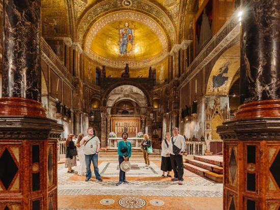 Walks_Venezia_Alone_in_St_Mark_s_and_Doge_palace_Giulia_Verdinelli_049_lj7dm1