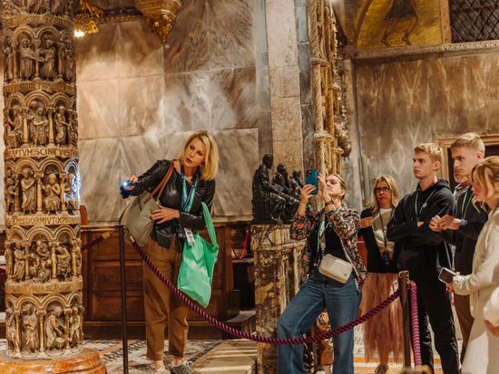 _Walks_Venezia_Alone_in_St_Mark_s_and_Doge_palace_Giulia_Verdinelli_043_gkr2yi