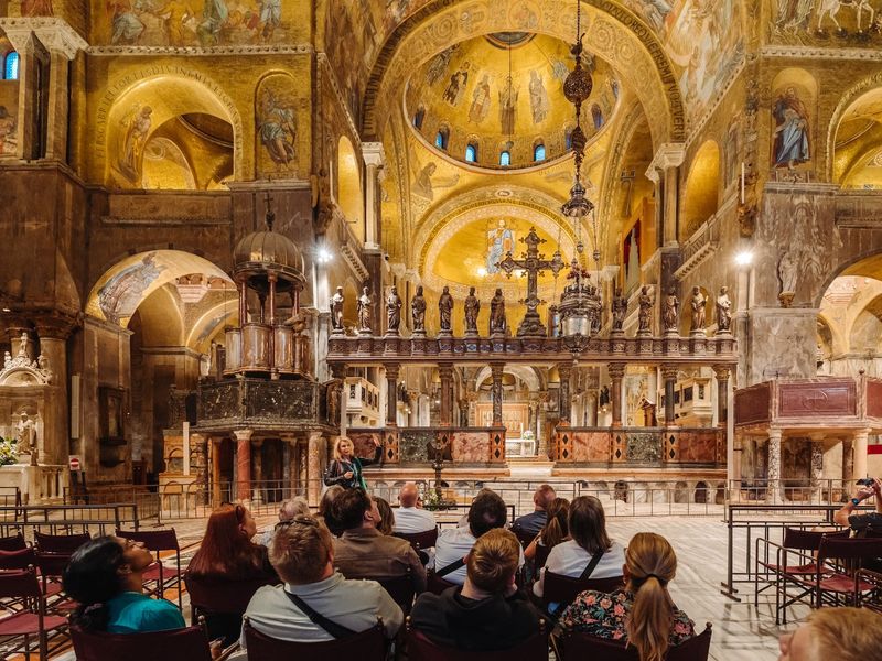 _Walks_Venezia_Alone_in_St_Mark_s_and_Doge_palace_Giulia_Verdinelli_034_dfstuc