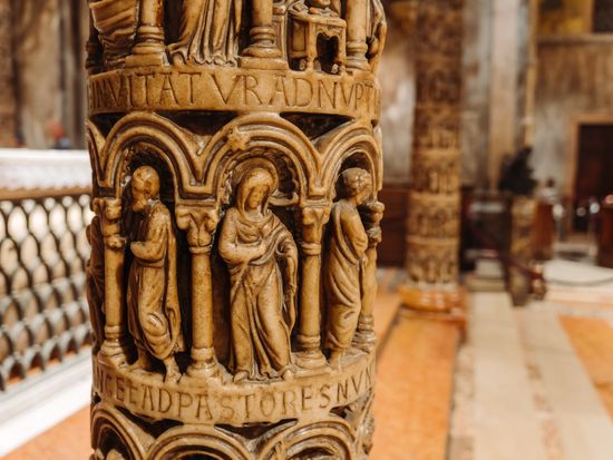 Walks_Venezia_Alone_in_St_Mark_s_and_Doge_palace_Giulia_Verdinelli_045_tdxfcb